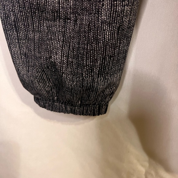 Lululemon Rollin' With My Omies Pant
Burlap Texture Black Dune / Black Size 4 - Picture 5 of 6